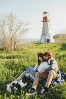 elegante hipster Pareja en amor caminando con perro en campo foto