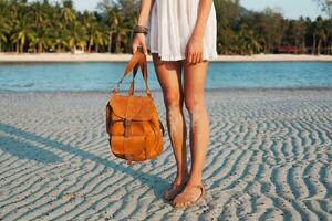 Delgado hermosa mujer en blanco algodón vestir caminando en tropical playa foto