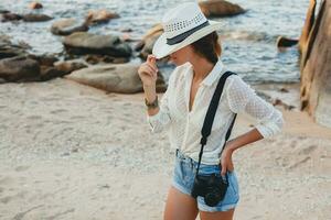 joven hermosa hipster mujer en verano vacaciones foto