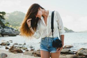 joven hermosa hipster mujer en verano vacaciones foto