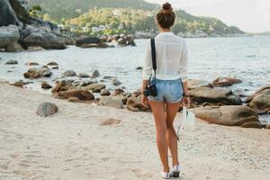 joven hermosa hipster mujer en verano vacaciones foto