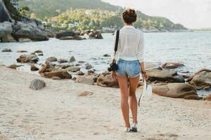 joven hermosa hipster mujer en verano vacaciones foto