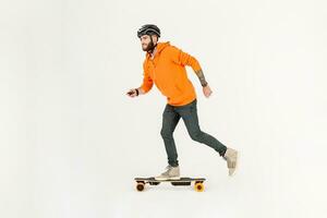 joven hipster estilo hombre patinar en eléctrico patineta foto