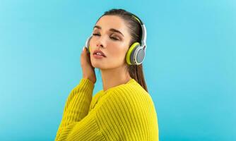 elegante joven mujer participación escuchando a música en auriculares foto