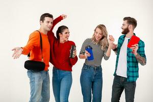 empresa de amigos teniendo divertido juntos escuchando a música foto