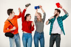 empresa de amigos teniendo divertido juntos escuchando a música foto