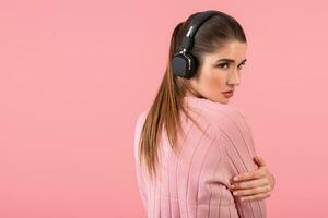 joven mujer escuchando a música en auriculares foto