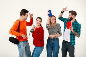 empresa de amigos teniendo divertido juntos escuchando a música foto