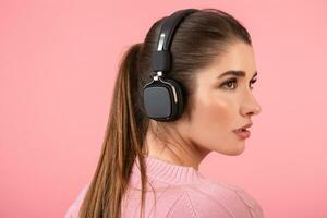 joven mujer escuchando a música en auriculares foto