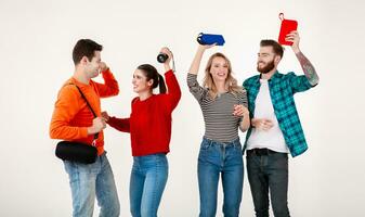 empresa de amigos teniendo divertido juntos escuchando a música foto