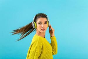 elegante joven mujer participación escuchando a música en auriculares foto