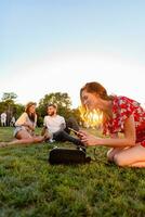 empresa de amigos teniendo divertido juntos en parque escuchando a música foto