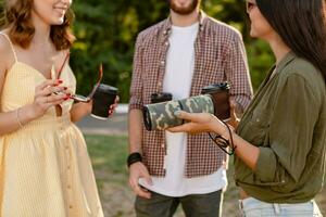 empresa de amigos teniendo divertido juntos en parque escuchando a música foto