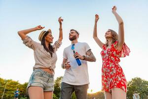 empresa de amigos teniendo divertido juntos en parque escuchando a música foto