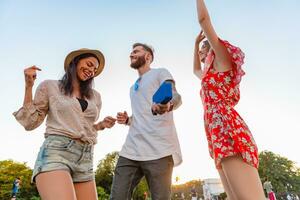 empresa de amigos teniendo divertido juntos en parque escuchando a música foto