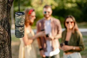 empresa de amigos teniendo divertido juntos en parque escuchando a música foto