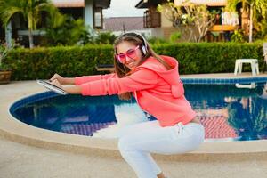 atractivo mujer haciendo Deportes a piscina foto