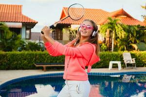 atractivo mujer haciendo Deportes a piscina foto