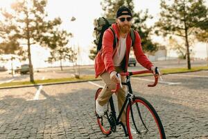 hermoso barbado hombre de viaje con bicicleta en Mañana foto