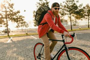 hermoso barbado hombre de viaje con bicicleta en Mañana foto