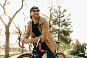 hermoso barbado hombre de viaje con bicicleta en Mañana foto