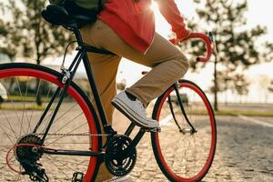 hermoso barbado hombre de viaje con bicicleta en Mañana foto