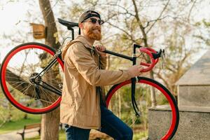 hermoso barbado hombre de viaje con bicicleta en Mañana foto