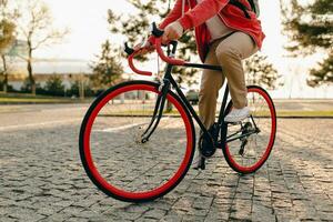 hermoso barbado hombre de viaje con bicicleta en Mañana foto