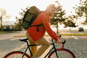 hermoso barbado hombre de viaje con bicicleta en Mañana foto