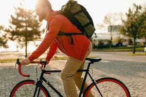 hermoso barbado hombre de viaje con bicicleta en Mañana foto