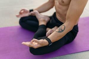 atractivo hansome hombre con atlético fuerte cuerpo haciendo Mañana yoga dzen meditación foto