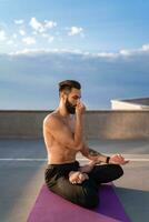 atractivo hansome hombre con atlético fuerte cuerpo haciendo Mañana yoga dzen meditación foto