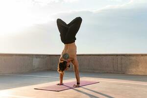 atractivo hansome hombre con atlético fuerte cuerpo haciendo Mañana yoga asana al aire libre foto