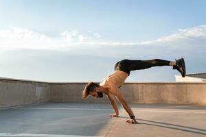 atractivo hansome hombre con atlético fuerte cuerpo haciendo Mañana yoga asana al aire libre foto