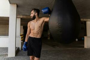 atractivo hansome hombre sin camisa con atlético fuerte cuerpo en Mañana aptitud rutina de ejercicio ejercicio foto