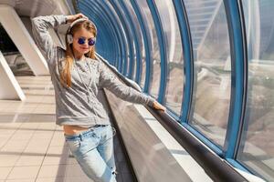 joven hipster mujer bailando teniendo divertido en urbano foto