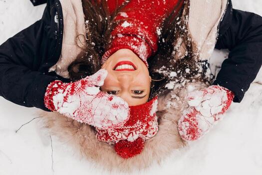 sonriente mujer teniendo divertido en invierno parque foto