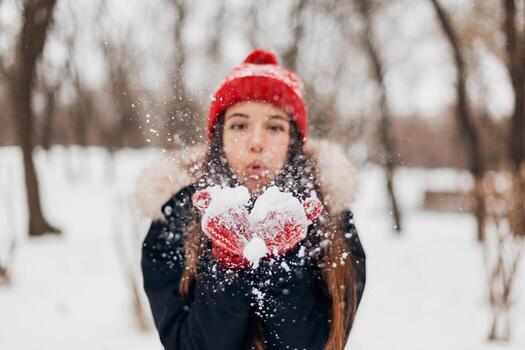 sonriente mujer teniendo divertido en invierno parque foto
