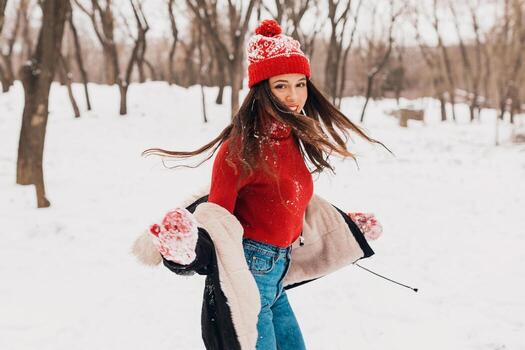 sonriente mujer teniendo divertido en invierno parque foto