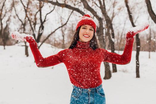 sonriente mujer teniendo divertido en invierno parque foto