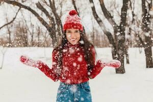sonriente mujer teniendo divertido en invierno parque foto