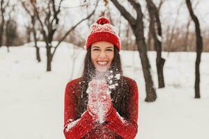 sonriente mujer teniendo divertido en invierno parque foto