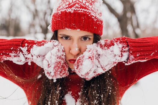 sonriente mujer teniendo divertido en invierno parque foto