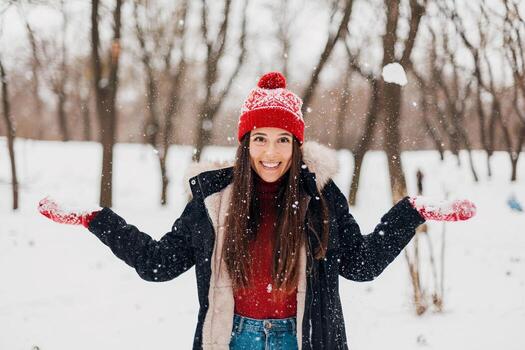 sonriente mujer teniendo divertido en invierno parque foto
