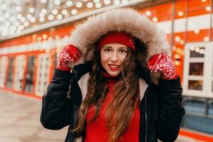 mujer teniendo divertido en Navidad calle foto