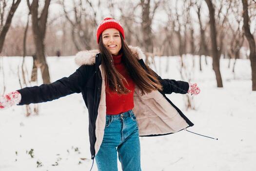 sonriente mujer teniendo divertido en invierno parque foto