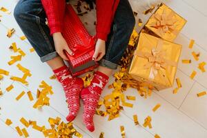 bonito mujer a Navidad árbol con regalos foto