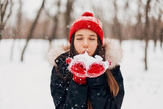 sonriente mujer teniendo divertido en invierno parque foto