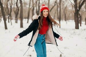 sonriente mujer teniendo divertido en invierno parque foto
