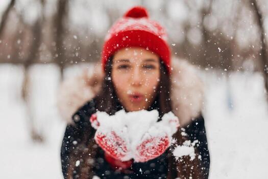 sonriente mujer teniendo divertido en invierno parque foto